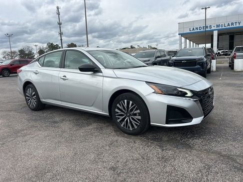 Used 2025 Nissan Altima 2.5 SV image 1