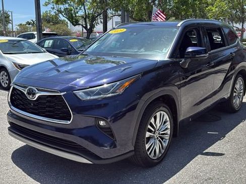 Used 2023 Toyota Highlander Platinum FWD image 3
