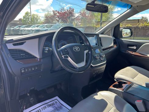 Used 2017 Toyota Sienna Limited AWD/4WD image 12
