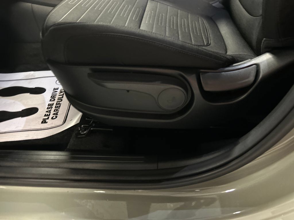 Used 2025 Hyundai Santa Cruz SE AWD/4WD image 11