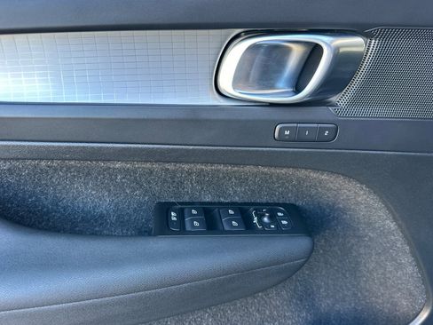Used 2021 Volvo XC40 T5 Momentum w/ Premium Package image 11
