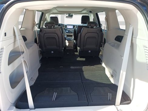 Certified 2024 Chrysler Pacifica Limited image 12