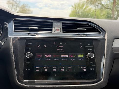 Used 2020 Volkswagen Tiguan SE w/ Panoramic Sunroof Package FWD image 12