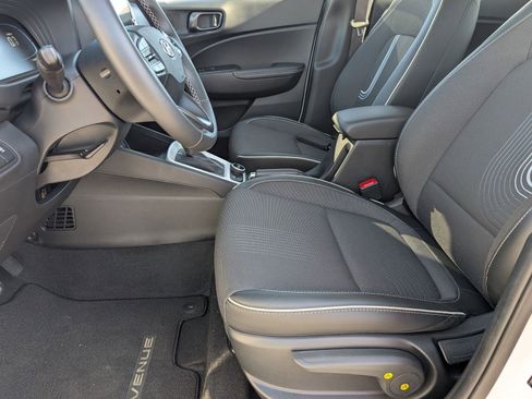 Used 2025 Hyundai Venue Limited FWD image 15