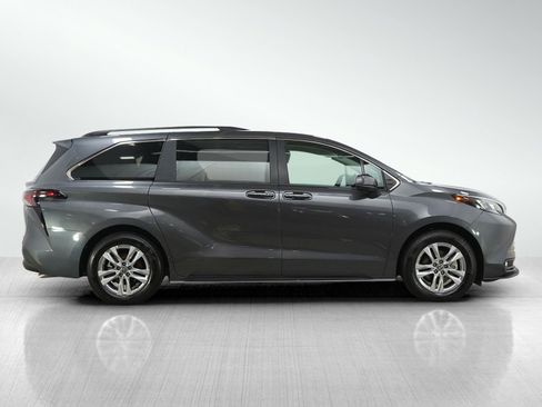 Used 2025 Toyota Sienna XLE w/ XLE Plus Package image 6