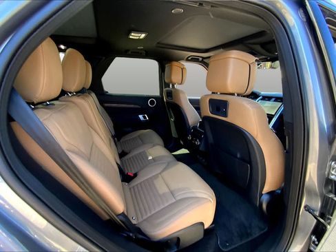 Used 2025 Land Rover Discovery Dynamic SE AWD/4WD image 18