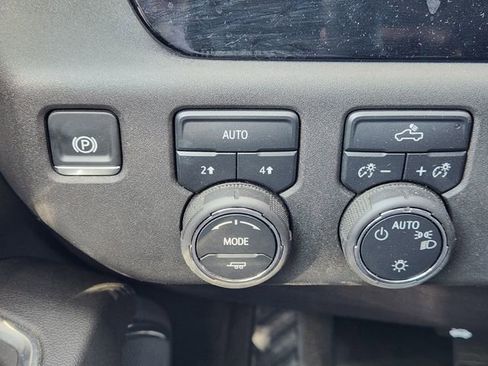 Used 2025 Chevrolet Silverado 1500 LT image 25