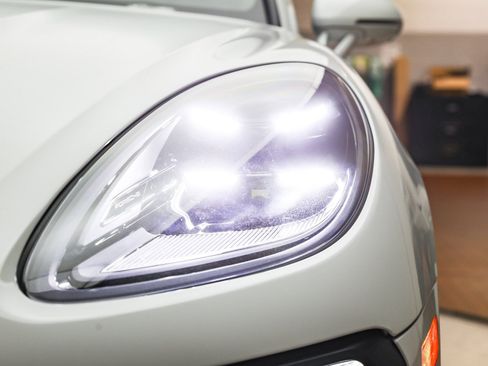 Used 2025 Porsche Macan image 11