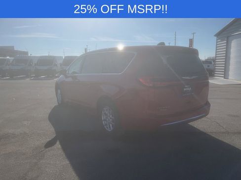 New 2026 Chrysler Pacifica Select image 4