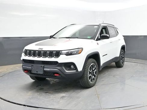 Used 2025 Jeep Compass Trailhawk AWD/4WD image 6