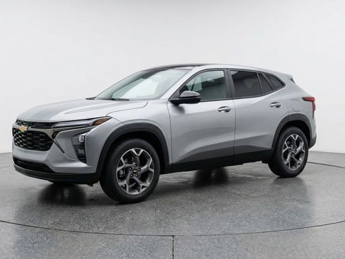 Used 2025 Chevrolet Trax LT image 3