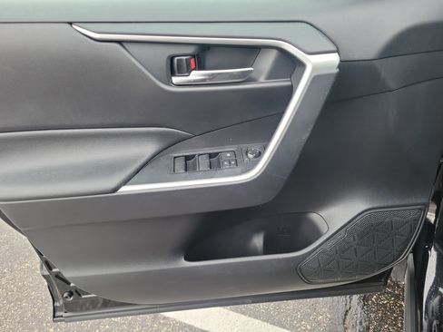 Used 2020 Toyota RAV4 XLE image 21