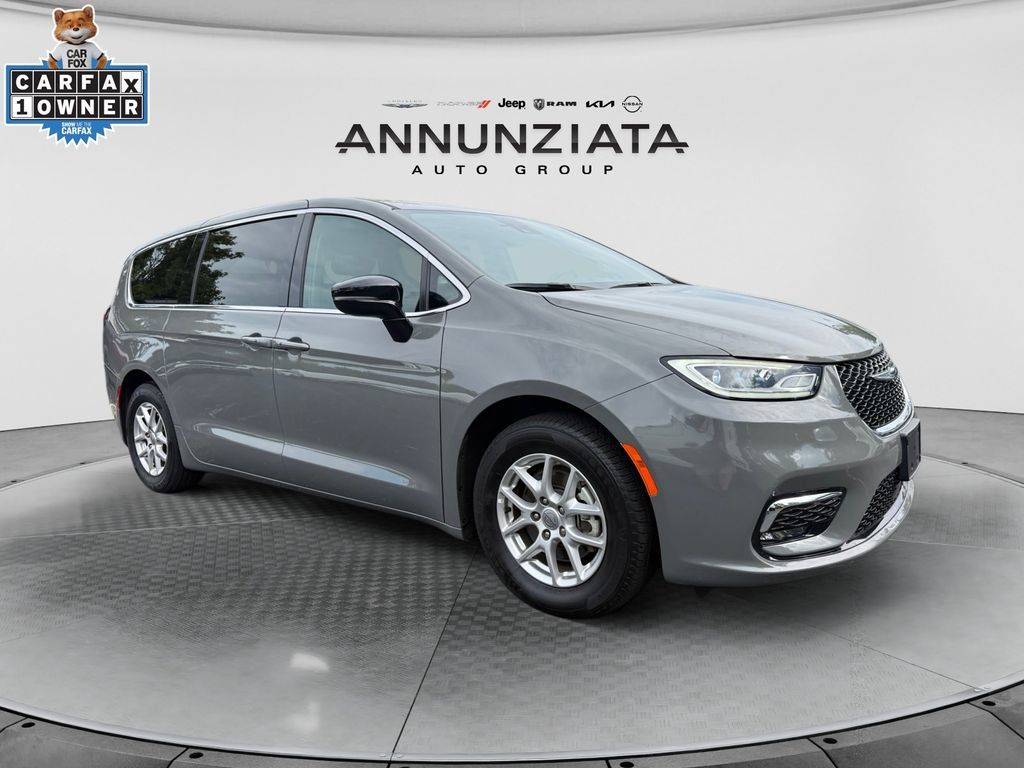Used 2025 Chrysler Pacifica Select FWD image 7