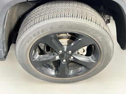 Used 2023 Jeep Grand Cherokee Altitude AWD/4WD image 30