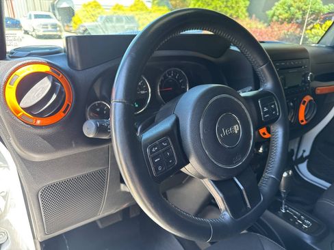 Used 2015 Jeep Wrangler Unlimited Sahara w/ Connectivity Group AWD/4WD image 21