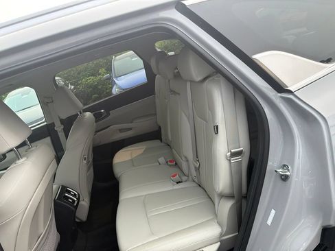 Certified 2024 Kia Sorento S w/ Panoramic Sunroof Package AWD/4WD image 7