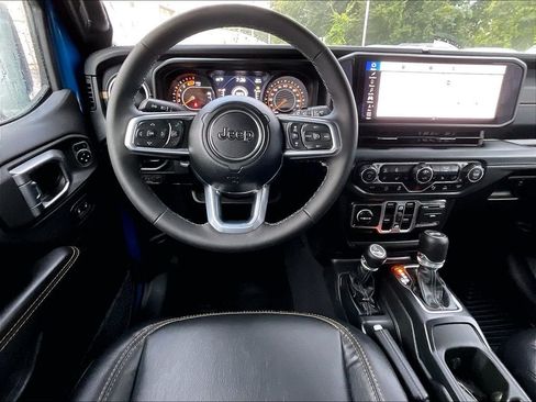 Used 2025 Jeep Wrangler Unlimited Sahara AWD/4WD image 17