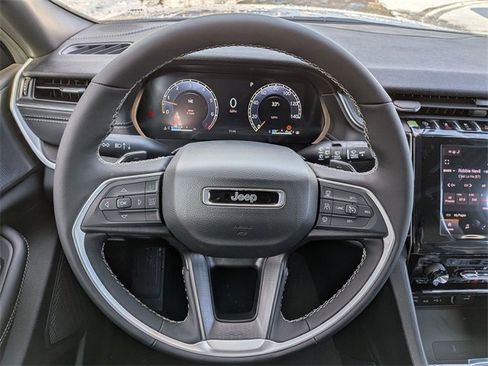 New 2025 Jeep Grand Cherokee Altitude image 17