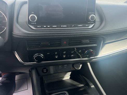 Used 2024 Nissan Rogue S image 15