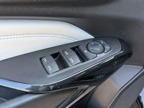 Used 2025 Chevrolet Trax LT w/ LT Convenience Package FWD image 13