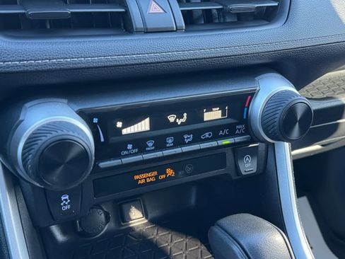 Used 2021 Toyota RAV4 LE image 18