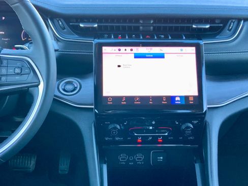 Used 2023 Jeep Grand Cherokee Limited image 42