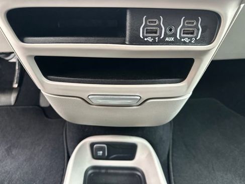 Used 2024 Chrysler Voyager LX image 33