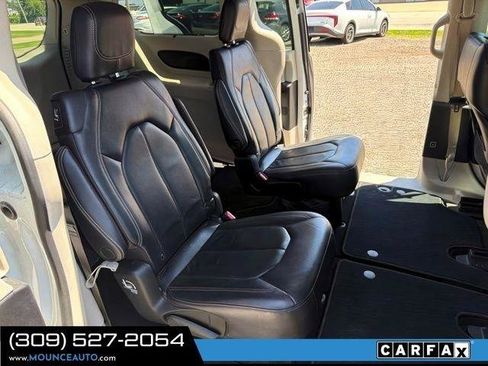 Used 2022 Chrysler Pacifica Touring-L FWD image 11