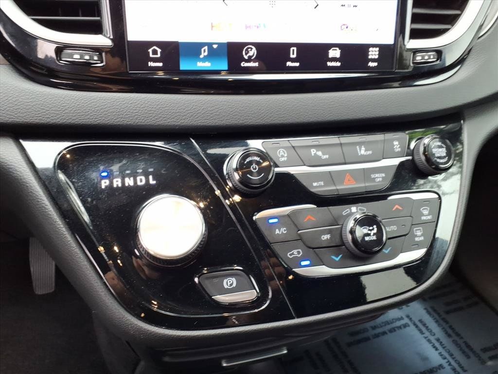 Used 2025 Chrysler Pacifica Select FWD image 11