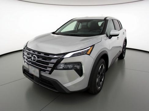 Used 2025 Nissan Rogue SV image 3