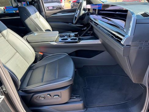 Used 2025 Cadillac Escalade Premium Luxury AWD/4WD image 23