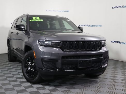 Used 2024 Jeep Grand Cherokee L Laredo image 2