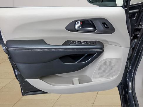 Used 2023 Chrysler Pacifica Touring-L FWD image 23