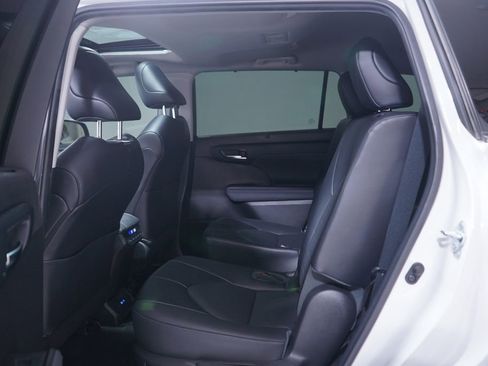 Used 2022 Toyota Highlander XLE image 9