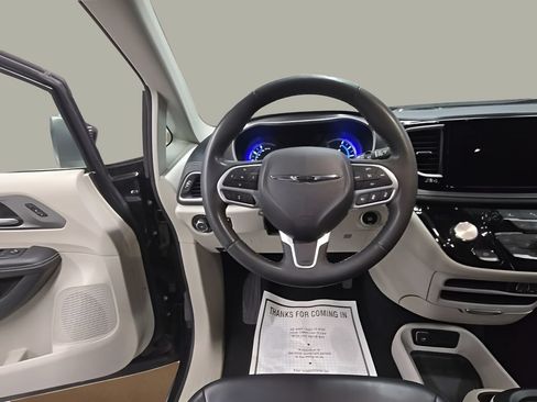 Used 2023 Chrysler Pacifica Touring-L FWD image 27