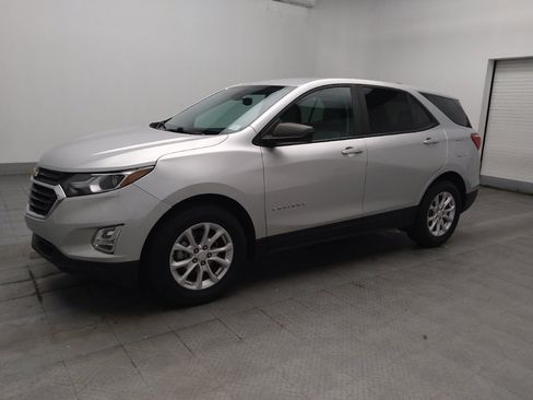 Used 2021 Chevrolet Equinox LS w/ LS Convenience Package FWD image 2