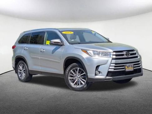 Used 2019 Toyota Highlander XLE AWD/4WD image 2