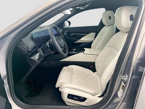 Used 2025 BMW 530i w/ Premium Package RWD image 5
