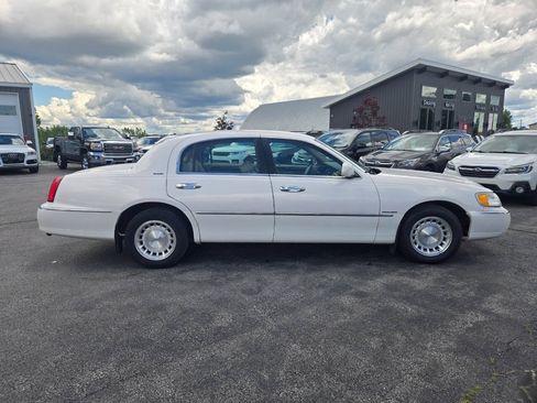 Used 1998 Lincoln Town Car Executive RWD image 9