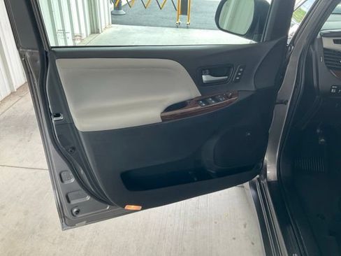 Used 2020 Toyota Sienna Limited Premium FWD image 5