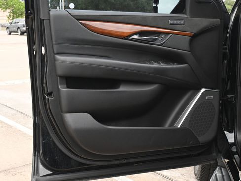 Used 2020 Cadillac Escalade Luxury AWD/4WD image 19