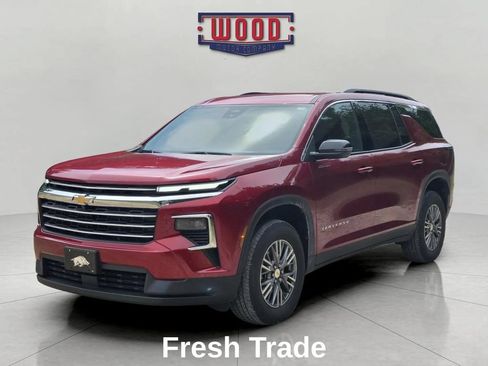 Used 2025 Chevrolet Traverse LT FWD image 3