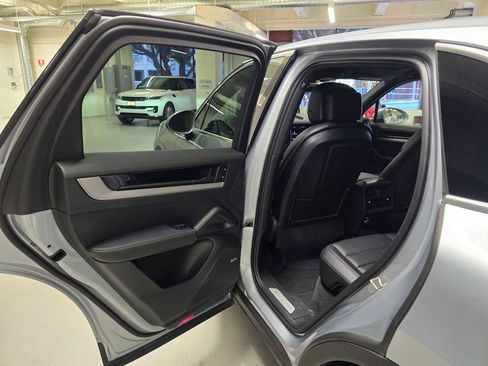 Used 2024 Porsche Cayenne image 18