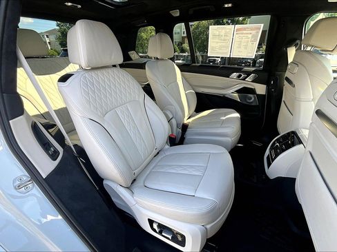 Used 2025 BMW X7 M60i image 25