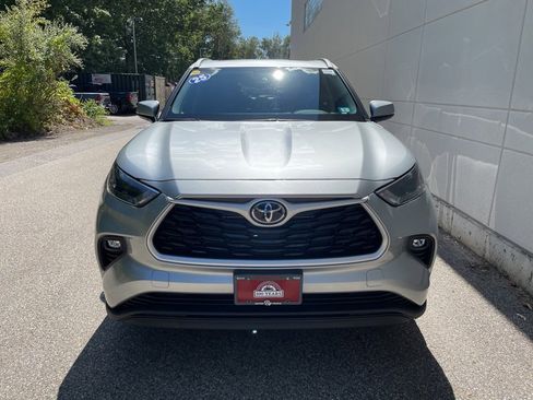 Used 2025 Toyota Highlander XLE image 3
