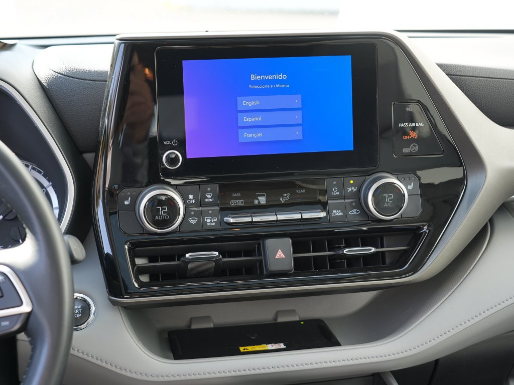 Used 2023 Toyota Highlander XLE AWD/4WD image 23