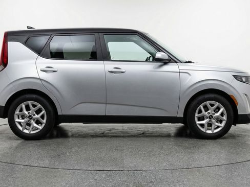 Used 2025 Kia Soul LX w/ LX Technology Package FWD image 11
