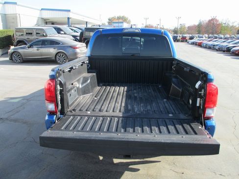 Used 2017 Toyota Tacoma TRD Sport image 5