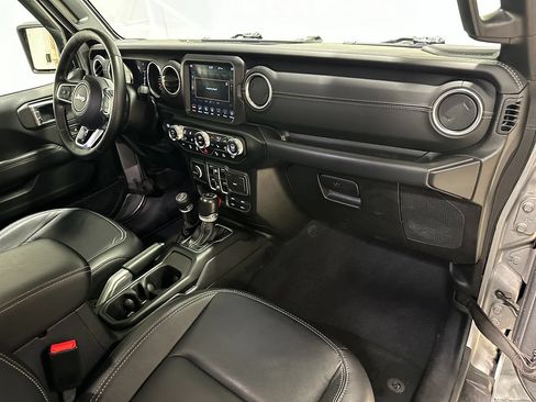 Used 2020 Jeep Gladiator Overland AWD/4WD image 12