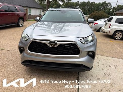 Used 2022 Toyota Highlander XLE FWD image 2